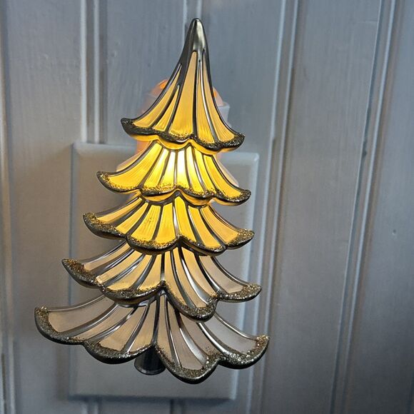 Bath And Body Works Wallflower Christmas Plug In Set (2). Poinsettia And Tree - Picture 7 of 7